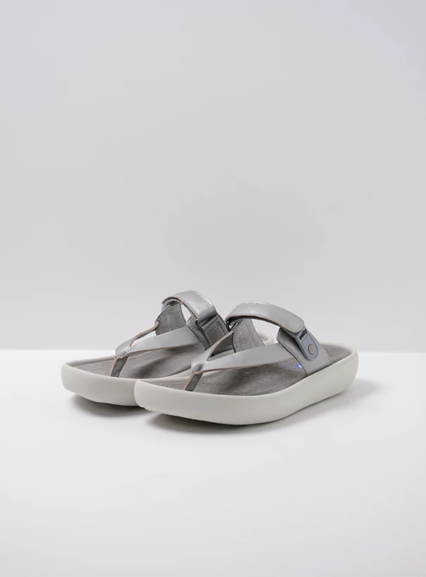 wolky slippers 00821 peace 87130 zilver grijs leer front